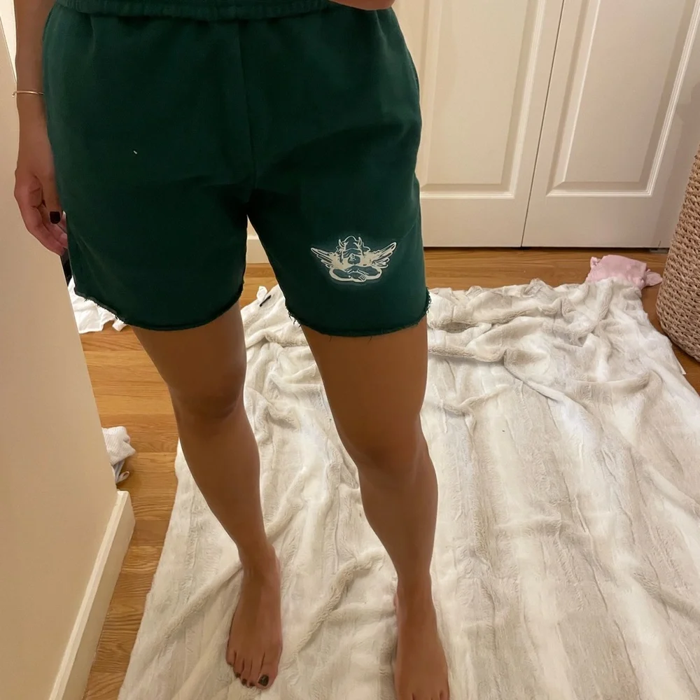 boys lie green sweatshorts - Picture 3 of 4
